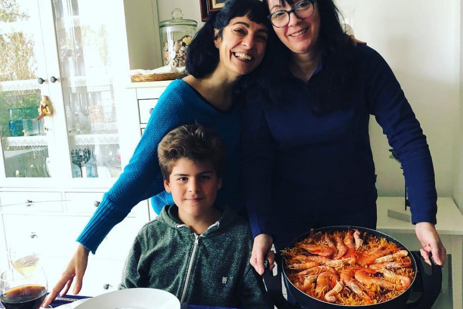 Roser Amills con su hijo a punto de comer una fideua en casa de raimon moreno y laura