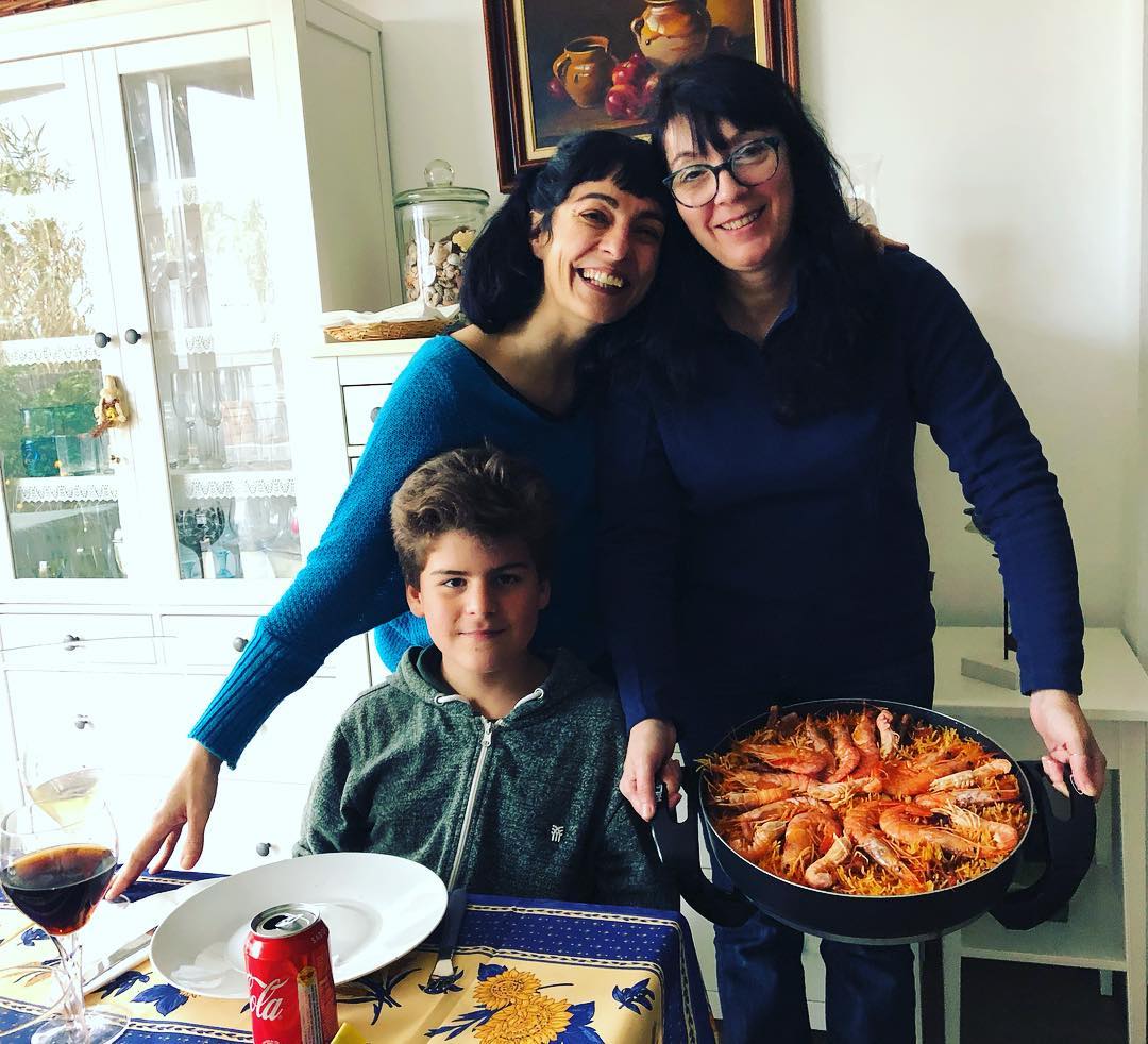 Roser Amills con su hijo a punto de comer una fideua en casa de raimon moreno y laura