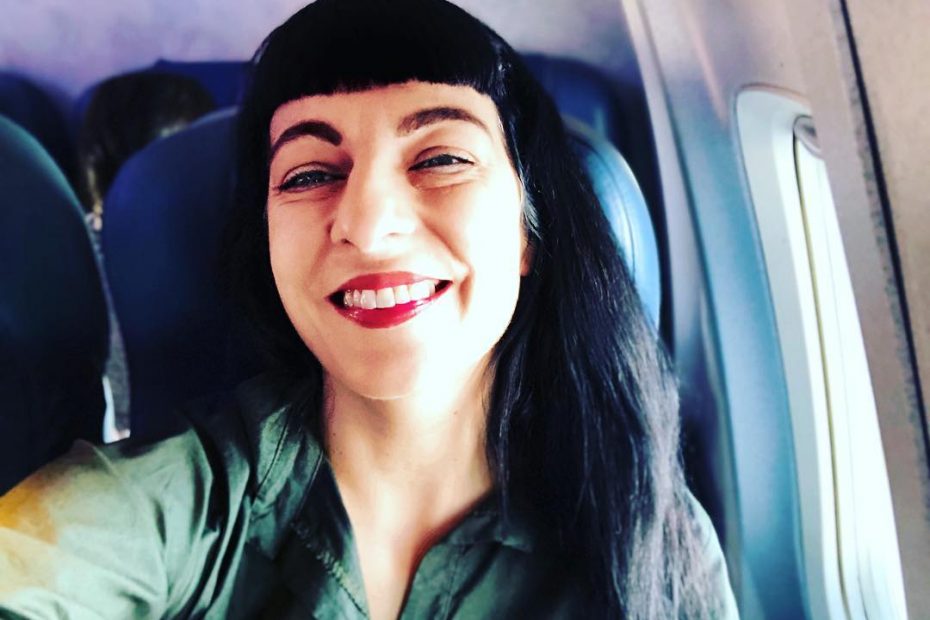 Roser Amills en el avion