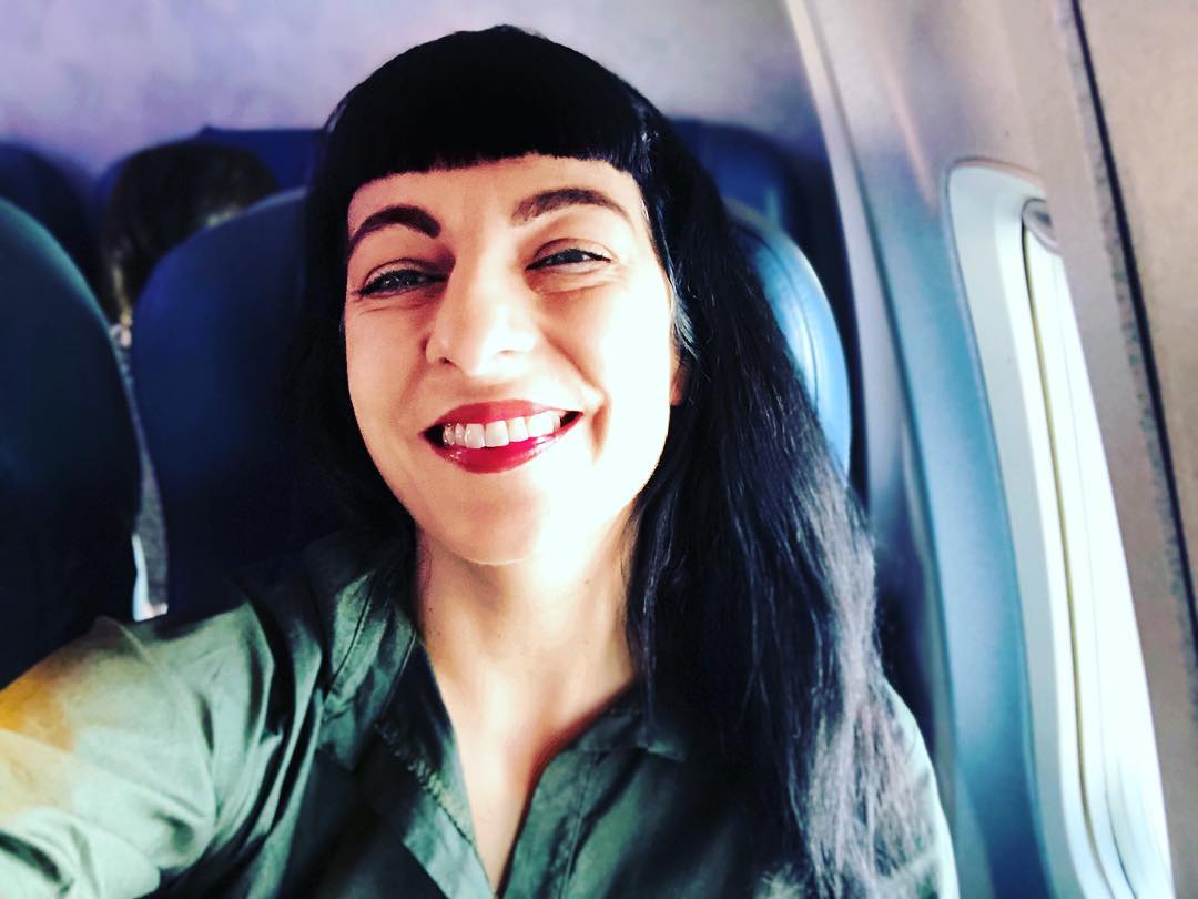 Roser Amills en el avion