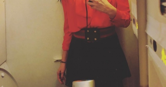 Roser Amills en un lavabo de avion