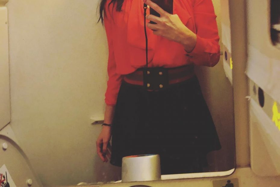 Roser Amills en un lavabo de avion