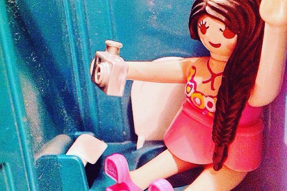 Roser Amills Imitada En Muneco Lego Por Alex More Productions Con El Titulo Dusty Toilet Will Never Stand In The Way Of A Good Selfie Presentada En El Off Gaudi