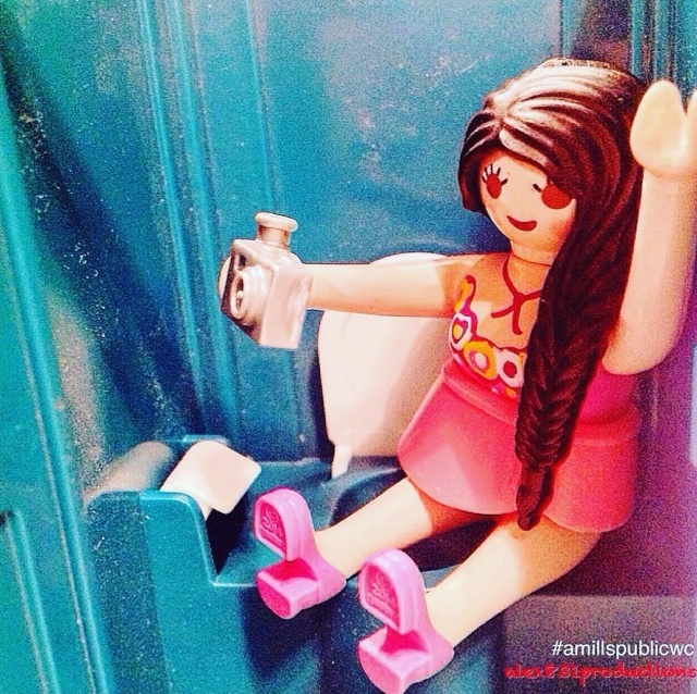 Roser Amills imitada en muñeco lego por Alex More Productions. Le ha encantado la composicion que le dedico, con el titulo Dusty toilet will never stand in the way of a good selfie, dentro del proyecto Amills Public WC, presentada en el Off Gaudi