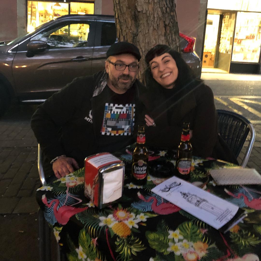 Roser Amills mantiene una reunión creativa con Rojo Design