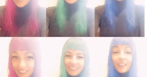 Roser Amills pelo teñido de colores