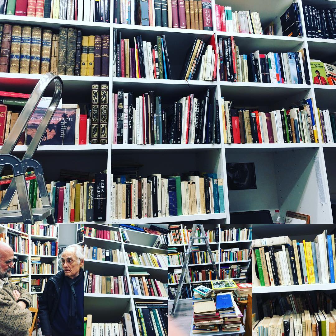 SECRETO REVELADO: Albert Costa vende su biblioteca efímera en el local de c/ Joan Blanques, 32. Cada tarde, de 17 a 20h. Hay joyas maravillosas, como él. #barridegracia