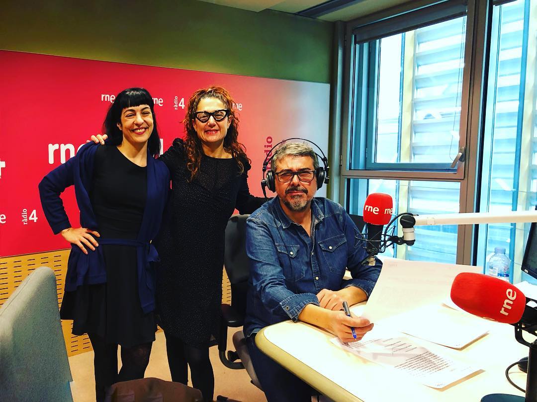 A Roser Amills le ha encantado reencontrarse hoy en Radio 4 RNE con Elisabeth G Iborra, viajera incansable e impresionada por La vuelta al mundo de Izzy Fogg
