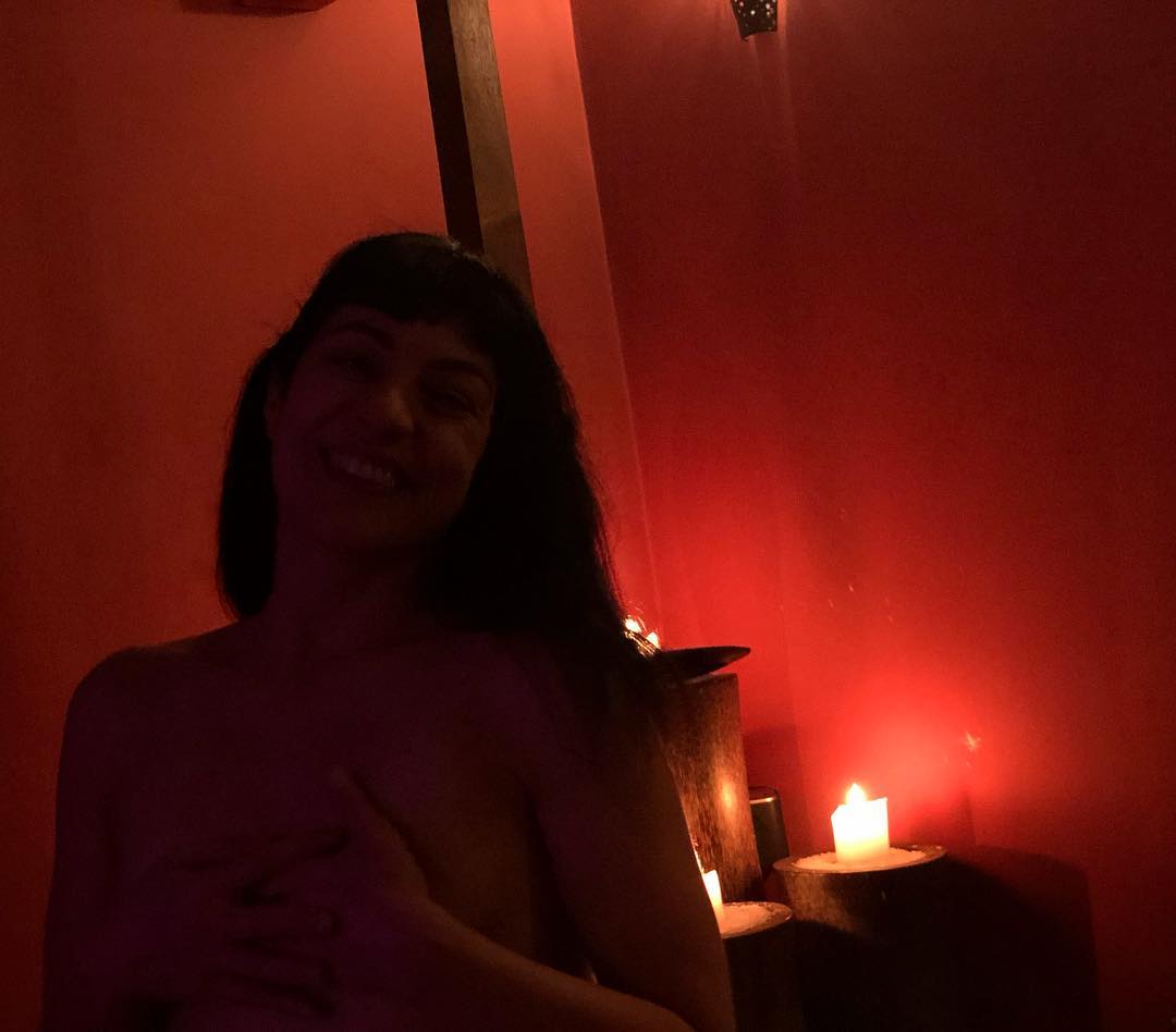 Después de varias jornadas de muchas horas escribiendo, Roser Amills tiene esta tarde, de 17.30 a 18.30, una cita de bienestar con Bali Spirit