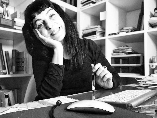 retrato roser amills escribiendo