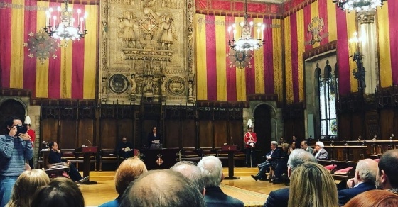 Roser Amills presencia la entrega de la Medalla de Oro a Jorge Herralde 2 Jorge Herralde, de Anagrama, recibe la Medalla de Oro de Barcelona de manos de Ada Colau