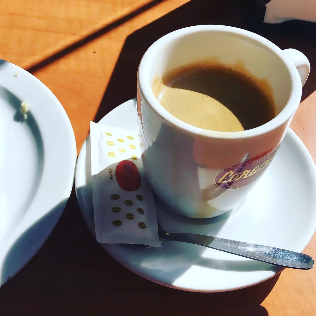 Mañana de poner orden en la agenda, hay viajes a la vista y esta taza de cafe