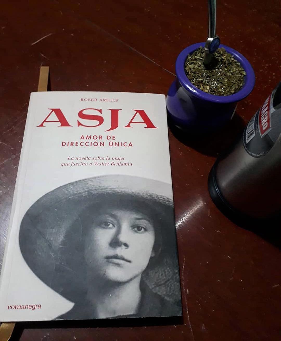 Gracias @flavinha_ce . - Repost Asja atravesó el océano y ya está en Bahía Blanca.  #roseramills Asja Lacis #asjaamordedireccionunica Walter Benjamin