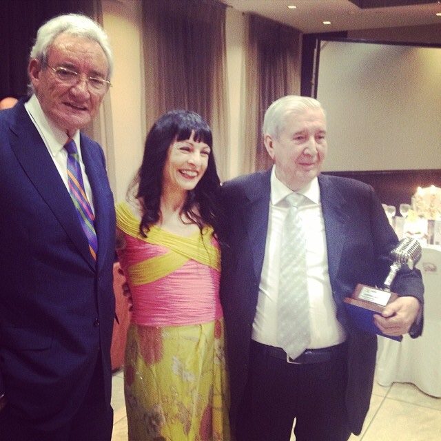 Roser Amills con el Micrófono de Plata, junto a Gabriel Alomar y Luis del Olmo