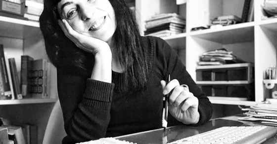 retrato roser amills escribiendo