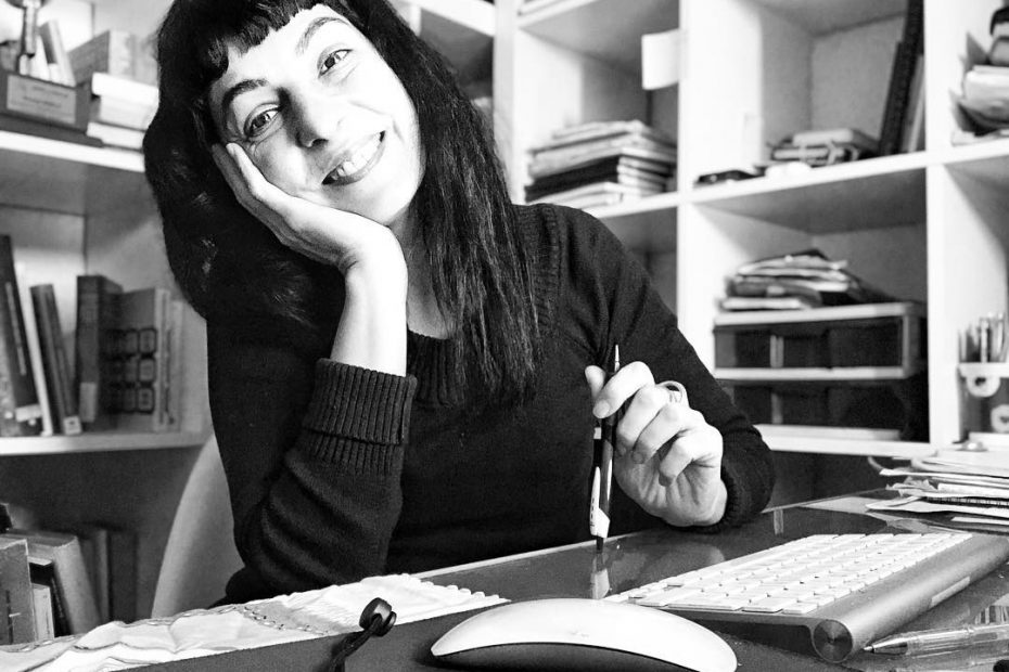 retrato roser amills escribiendo