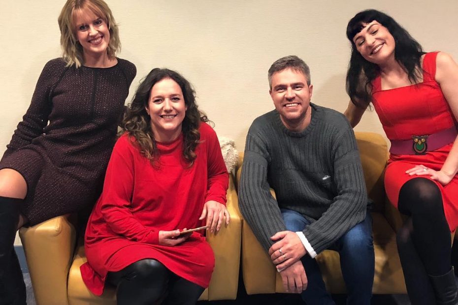 Roser Amills amb Lidia Nicolau, en Bep Marques, cantautor, i Àngela Covas a IB3