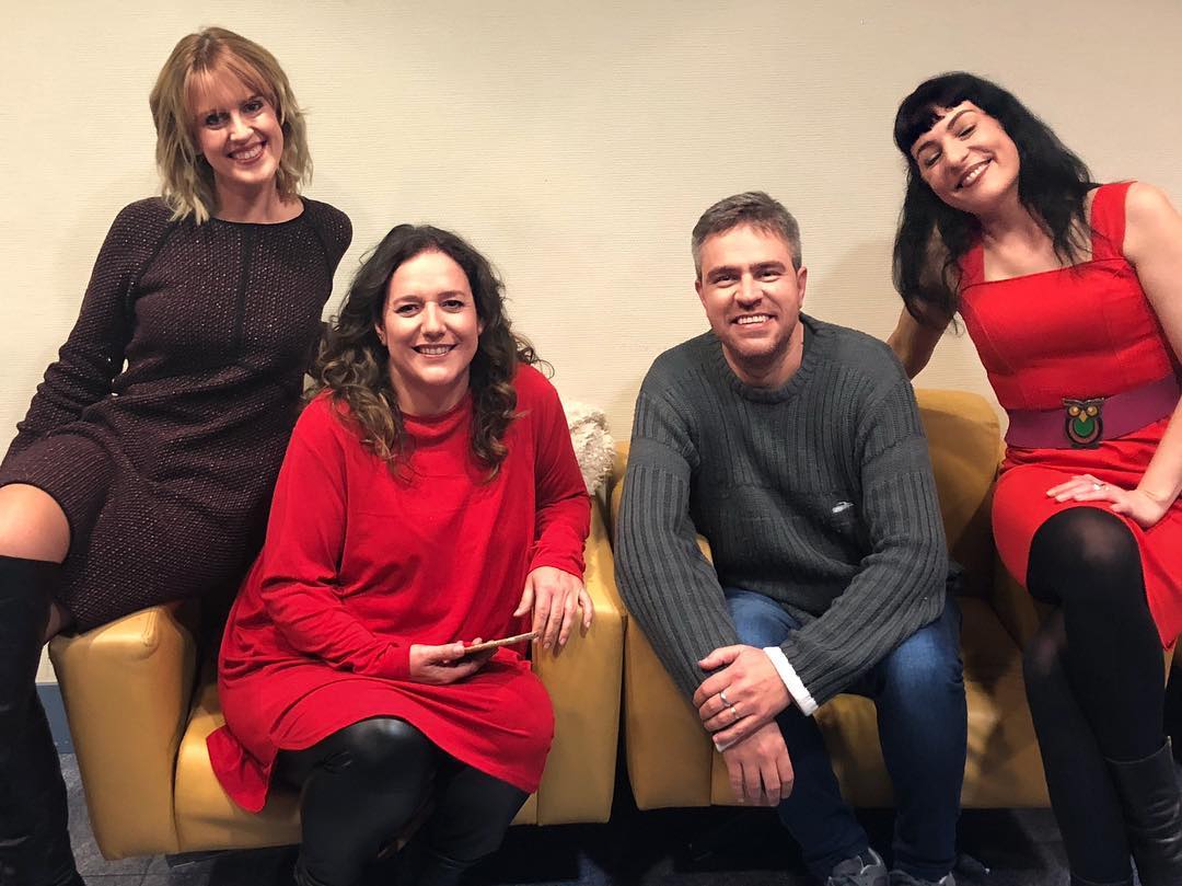 Roser Amills amb Lidia Nicolau, en Pep Marquès, cantautor, i Àngela Covas. Ara mateix surten a IB3