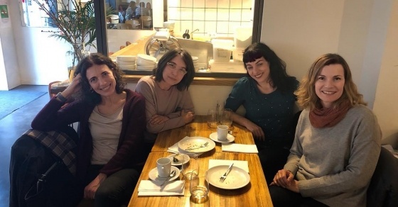 roser amills con silvia hinojosa, marta rodriguez y sarah martin pearson