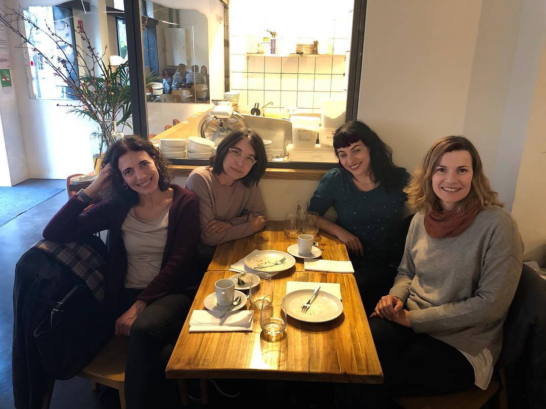 roser amills con silvia hinojosa, marta rodriguez y sarah martin pearson