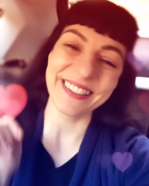 Selfi de Roser Amills sonriendo, con un filtro de corazones