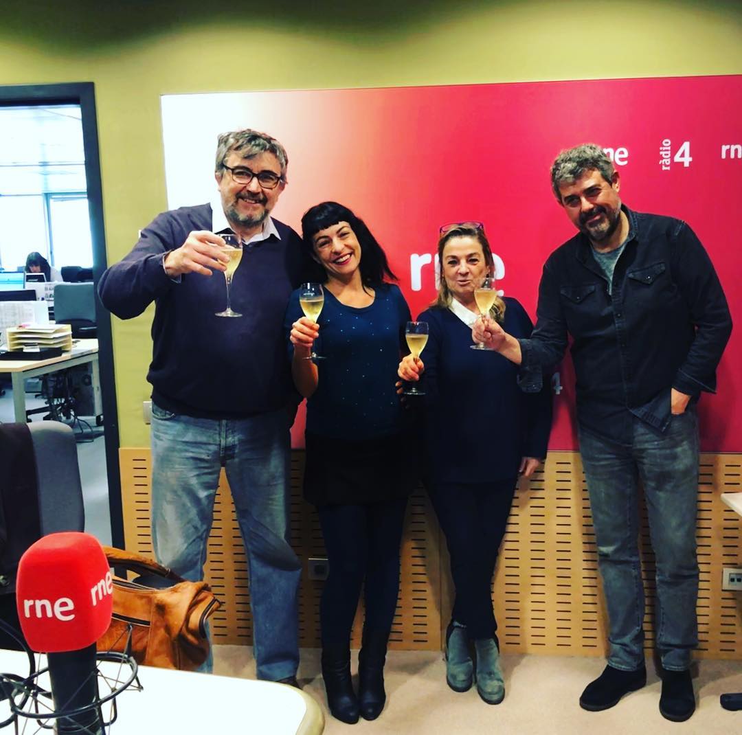 Roser Amills és a Son 4 Dies, a Ràdio 4 RNE, i ha convençut la Gemma d’Agustí Torelló Mata perquè fessin la foto amb cava