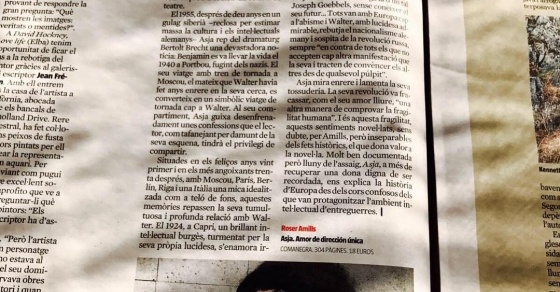 Roser Amills reseñada en Cultura’s de La Vanguardia por Asja Lacis, en relacion con Walter Benjamin, publicado por Comanegra