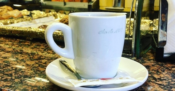 Taza de café antes de escribir