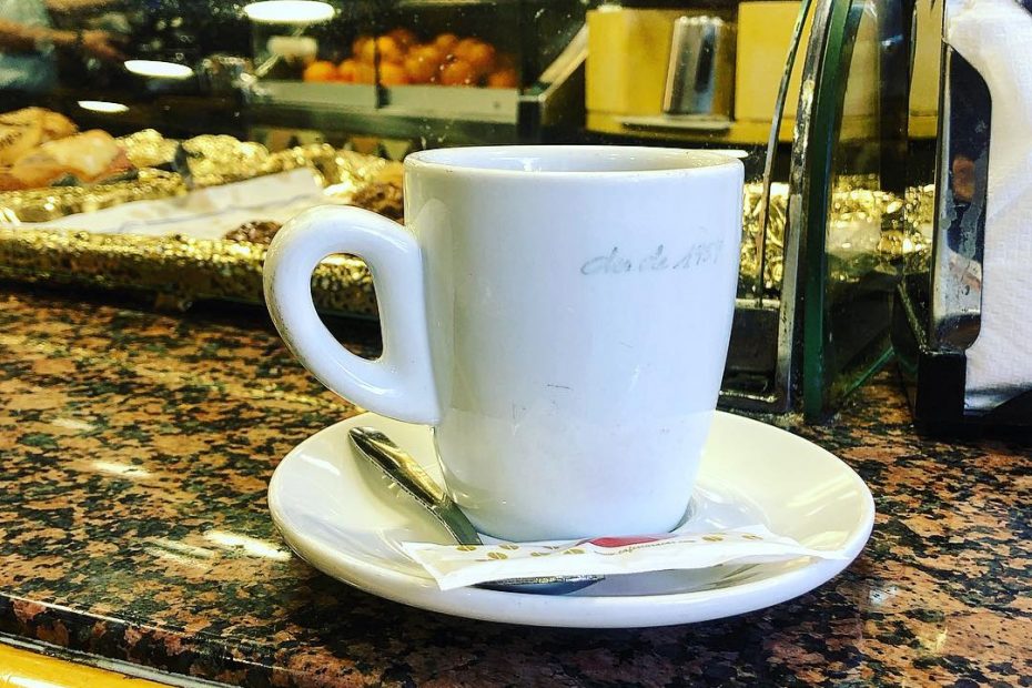 Taza de cafe antes de escribir