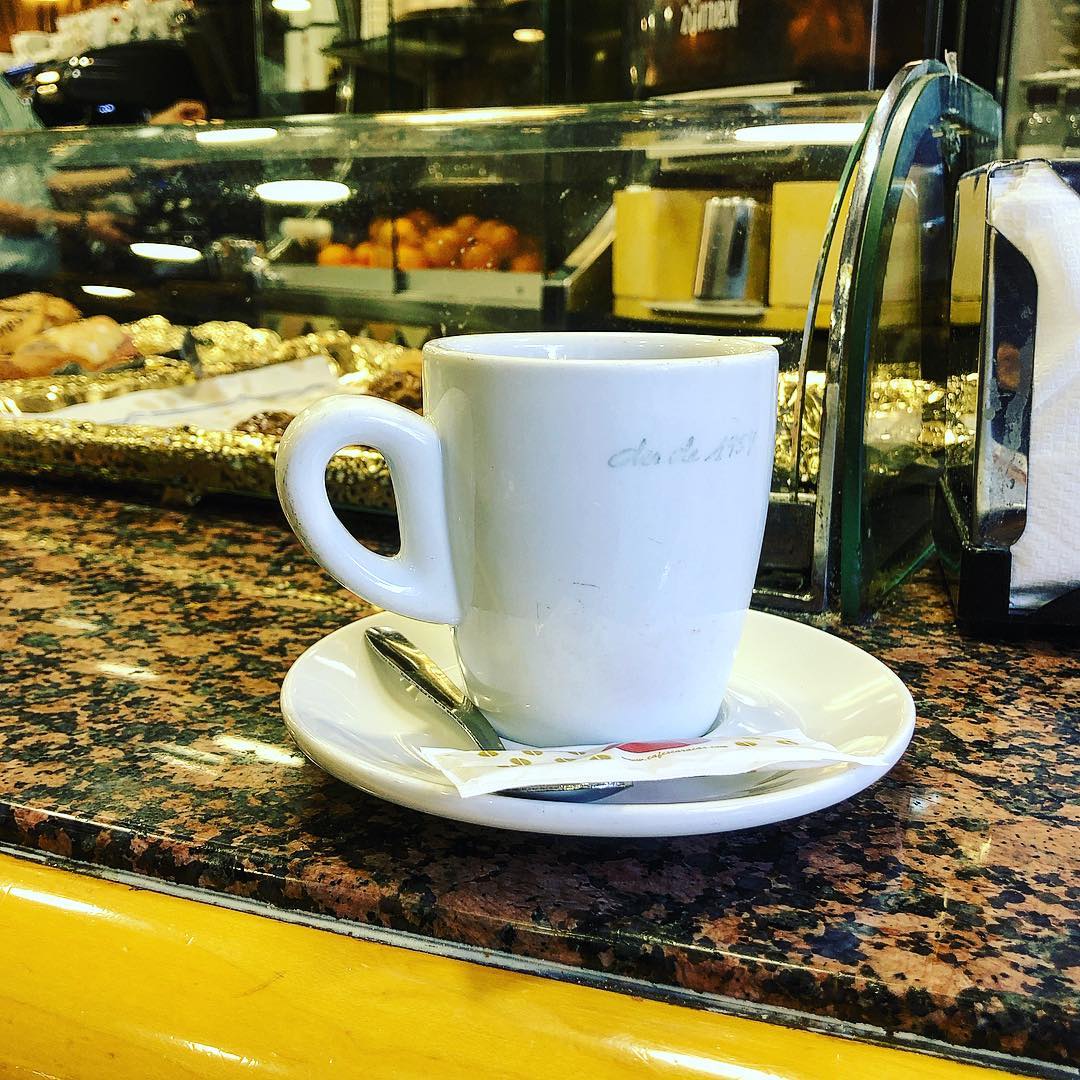 Taza de café antes de escribir