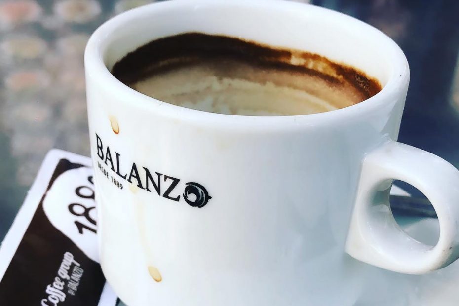 Taza de cafe antes de escribir