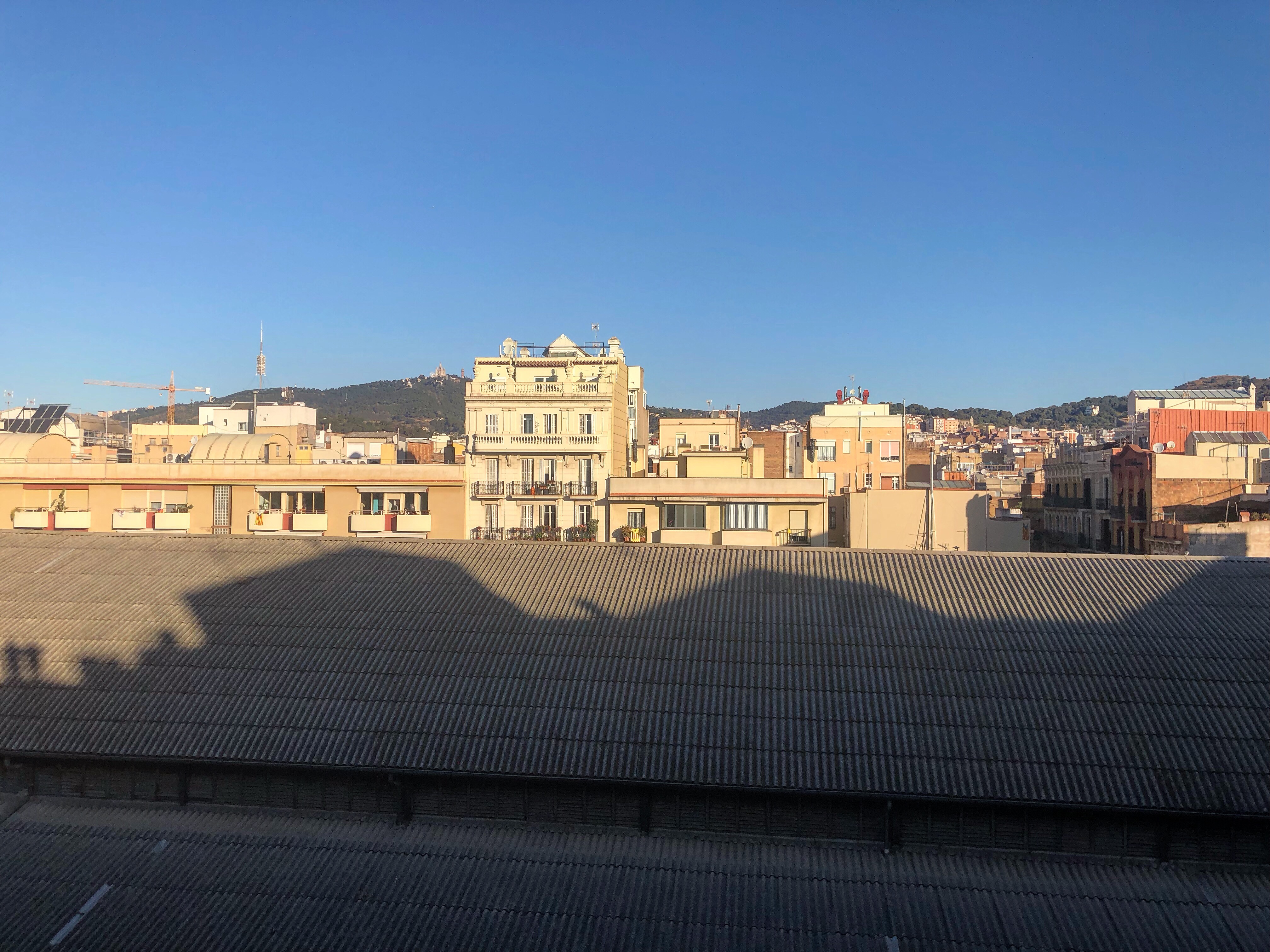 Hoy será un día movidito de reuniones, sin apenas pausas hasta la noche. Empezarlo con este #skyline del #barridegràcia es mucha ENERGÍA :)) - Roser Amills, escritora mallorquina