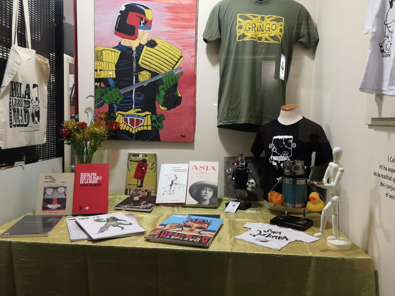 Buenos días. Mirad qué bonito escaparate tiene Rojo Design en la calle Sant Nicasi de Gavà - Roser Amills, escritora mallorquina