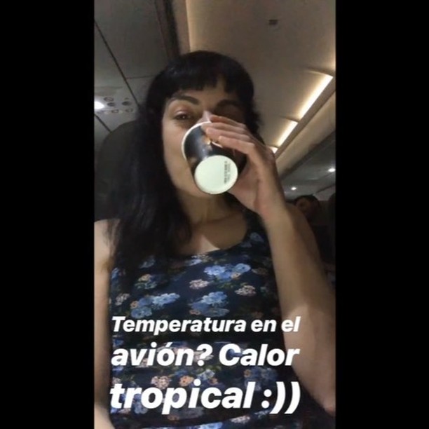 Calor tropical Roser Amills en el avion
