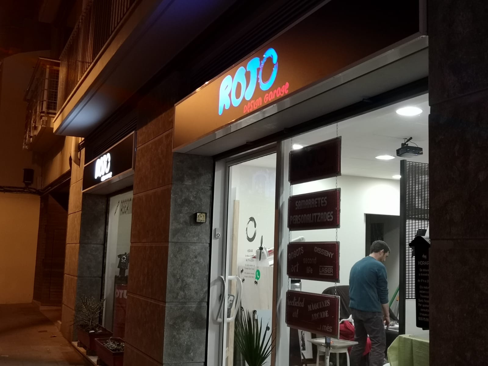 Buenos días. Mirad qué bonito escaparate tiene Rojo Design en la calle Sant Nicasi de Gavà - Roser Amills, escritora mallorquina