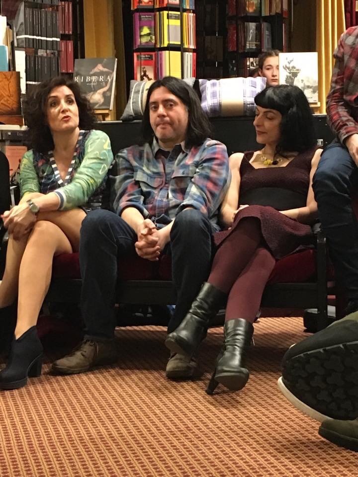 Llibrería Nollegiu, hablamos y celebramos la presentación de Barcelona–Buenos Aires, con Trampa Ediciones y los autores y participantes: Roser Amills, Diego Gandara, Graziella More, Jebluss, Tatiana Goransky, Víctor Nieto y Matías Néspolo