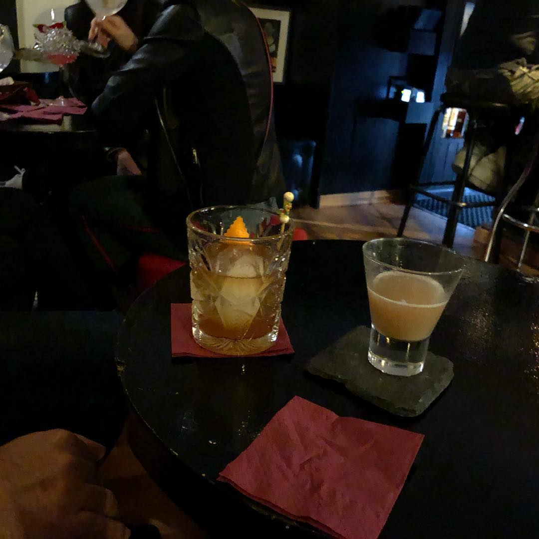 Roser Amills disfruta de un Old Fashioned en Barcelona 1 #cocktail 🥃 #oldfashioned #oldfashionedcocktailbar #cocktails #drinks #bartenderslife #barman #bcn #enjoy #lovemyjob #lovemylife