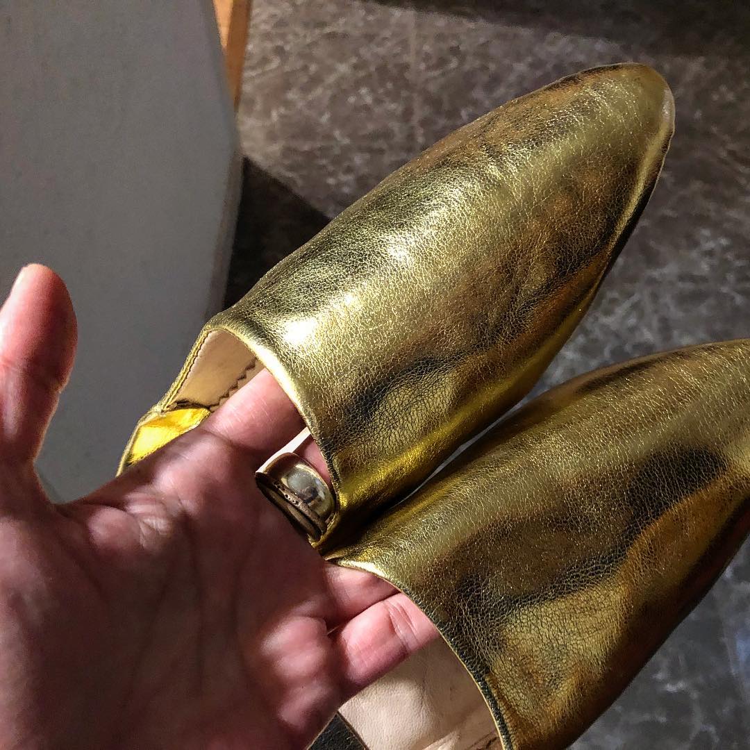 Regalito dorado para caminar por casa como una diosa.Gracias Marcel Manzanares Amills