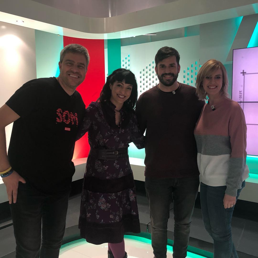 Roser Amills con Joan Pons, de Super Kickers, un videojuego mallorquín. Roser Amills, en IB3