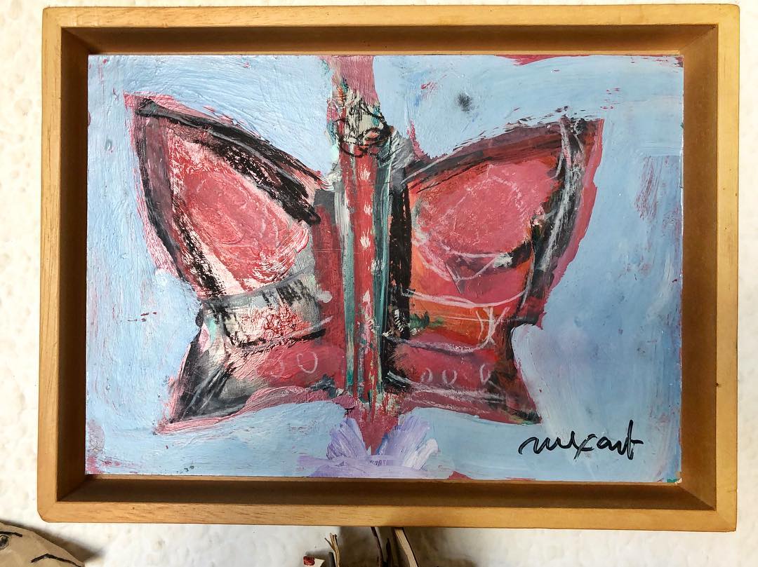 Roser Amills entrevistó varias veces a Jaume Muxart en Sant Cugat, entre 1995 y 2003, gracias a Canals Galeria. Tardes de conversación en su estudio y esta mariposa