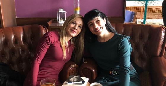 Roser Amills presenta en Ponteceso, en A tenda dos libros, su novela sobre la dramaturga letona Asja Lacis. De la mano de Julia Ures Villar.