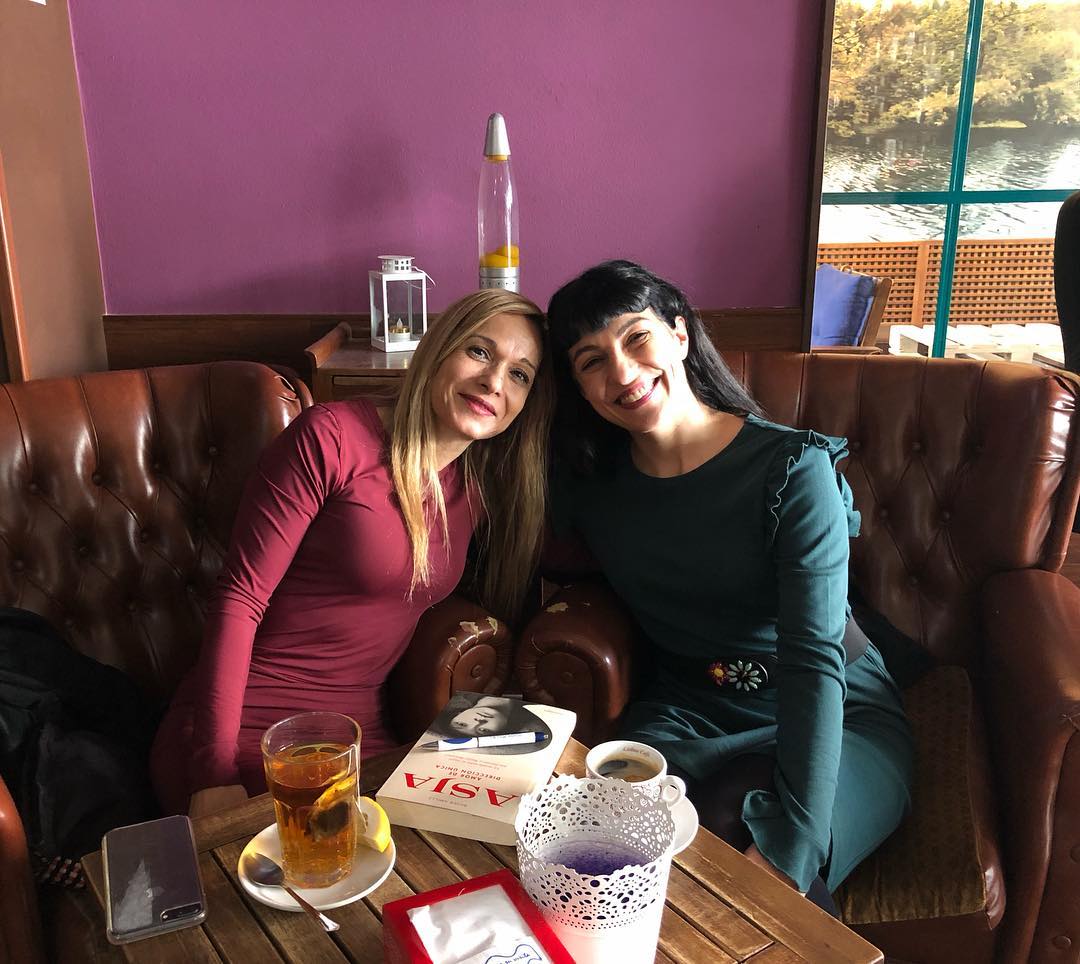 Roser Amills presenta en Ponteceso, en A tenda dos libros, su novela sobre la dramaturga letona Asja Lacis. De la mano de Julia Urés Villar.