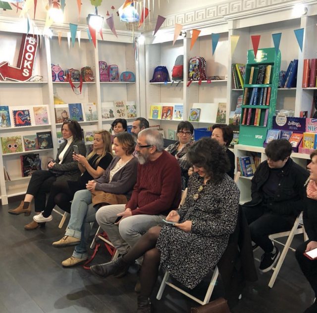 Roser Amills presenta en Ponteceso, en A tenda dos livros, su novela sobre la dramaturga letona Asja Lacis