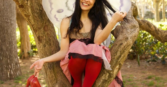 Si la piedra dice que caerá al suelo si la arrojas al aire, créelo. Si el agua dice que te mojarás si te sumerges, créelo. Si tu amiga te escribe que volverá, no le creas: no es una ley de la naturaleza
#BertoldBrecht
. 2 Roser Amills vestida de hada