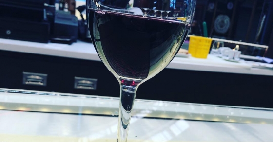 Un lujo, un vinito tinto ;)) - Roser Amills, escritora mallorquina