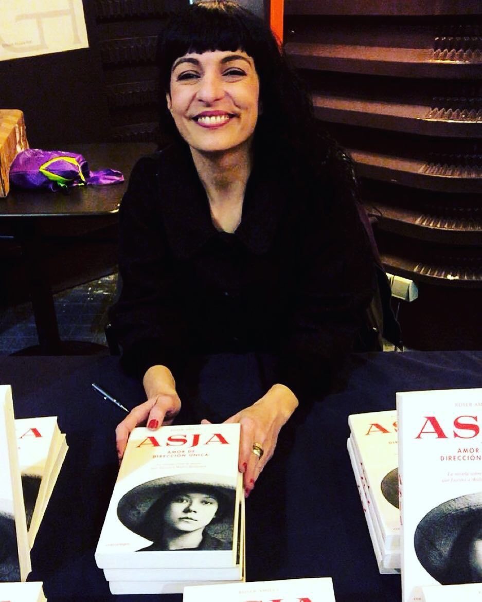 Roser amills con su novela asja