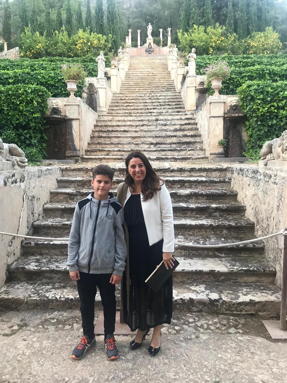 Belén Marrón con el hijo de Roser Amills en el Foro Mujeres Que Marcan 2019 Raixa
