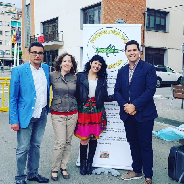 Roser Amills en la I Feria del Libro de La Llagosta, 2019 con Resistencia Literaria y el alcalde de La Llagosta, Oscar Sierra