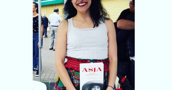Roser Amills con su novela "Asja" en la 1ª Feria del Libro de La Llagosta