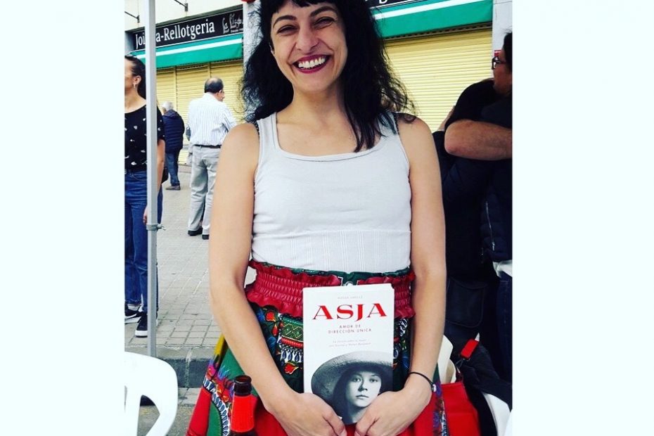 Roser Amills con su novela "Asja" en la 1ª Feria del Libro de La Llagosta